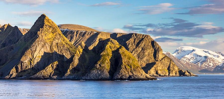 Descubre la escarpada costa del norte de Noruega durante un tour guiado.